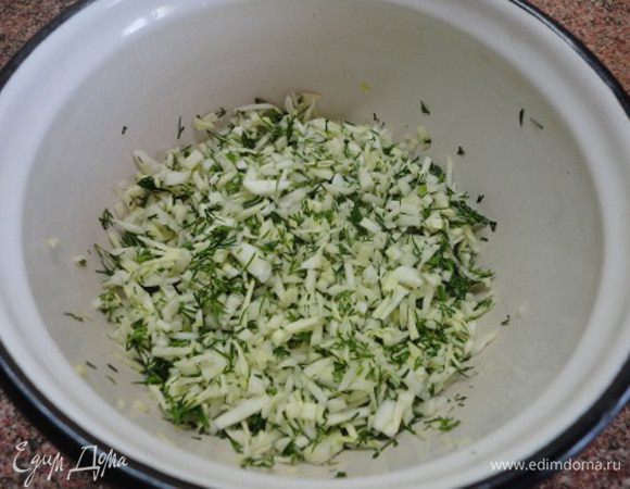 Для припека капусту тонко шинкуем вдоль, а затем поперек и смешиваем с рубленым укропом. Не солить!!!