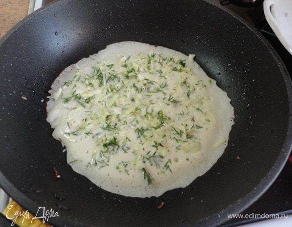 Наливаем на тесто на сковороду (для этих блинчиков лучше диаметр поменьше, ну мне так показалось удобнее) и сразу же, пока тесто жидкое, посыпаем лучше капустой. Как только тесто становится матовым, переворачиваем блин и выпекаем 1-1,5 минут. Такие блинчики лучше выпекать не на сильном огне, чтобы они хорошо пропеклись, но не подгорели. Складывать такие блины надо припеком вверх.