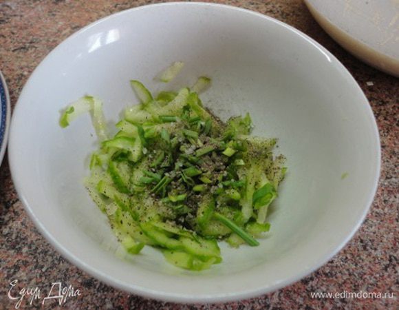 Для соуса половинку небольшого огурца натираем на терке, солим, перчим. Поскольку у меня был зеленый молоденький чеснок, я его решила в соус добавить.