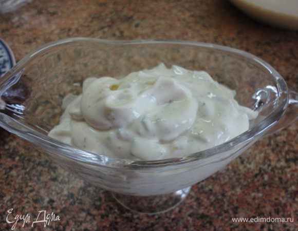 Смешиваем со сметаной.