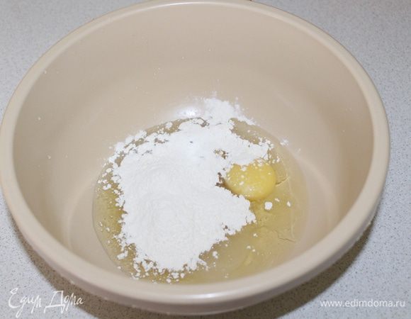 Для блинов смешать яйца, сахар, соль, масло, добавить муку, перемешать.
