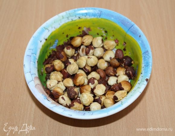 Фундук поставить в микроволновку на 750 г, минуты на 2 и прокалить их. После этого шелуха легко отделяется, для этого нужно просто потереть их пальцами.