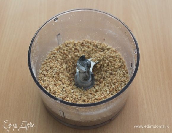 Затем фундук смешать с 2 ст. л. сахарной пудры и аккуратно измельчить блендером. По несколько секунд несколько раз.