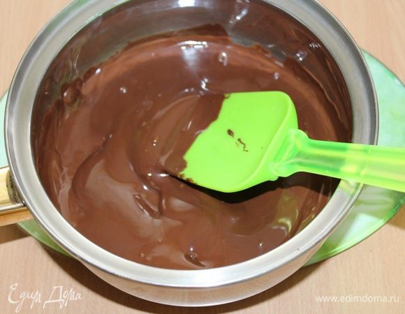 Шоколад растопить на водяной бане. 