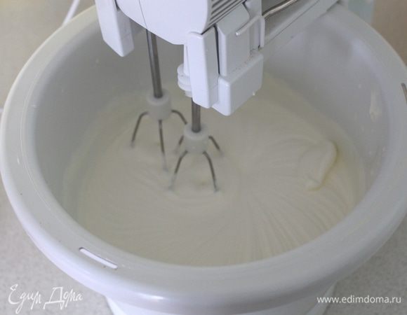 Сливки взбить.