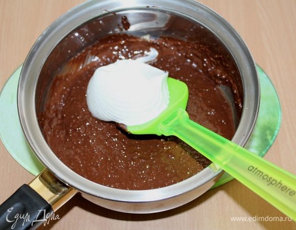 Сливки  порциями добавить к шоколаду с орехами и аккуратно перемешивать снизу-вверх.