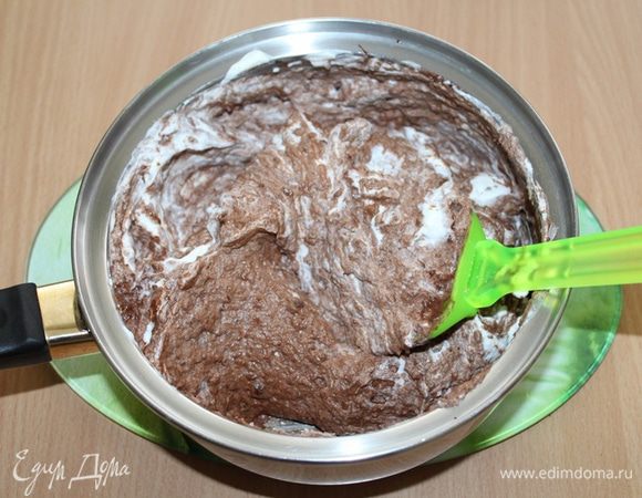 Первые порции сливок нужно быстро добавлять и перемешивать, чтобы шоколад не начал застывать от понижения температуры.