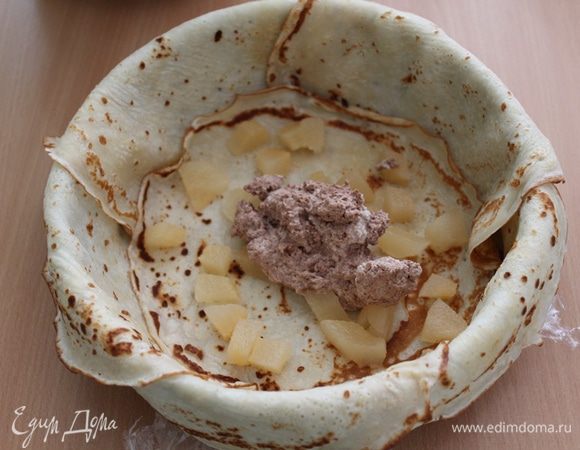 Выкладывать слоями: кубики груши (груши у нас не важные , поэтому я взяла консервированные), крем и блины.