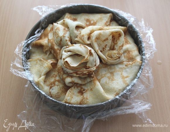 Затем завернуть свисающие края блинчиков. Из оставшихся блинов свернуть цветочки. Отправить в холодильник на 1-1,5 часа.