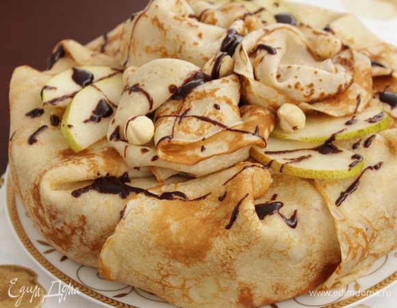 Перед подачей осторожно снять форму, убрать пленку и украсить верхушку кусочками груши, орехами и растопленным шоколадом.