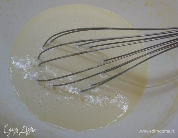 Яйца слегка взбиваем с сахаром и солью.