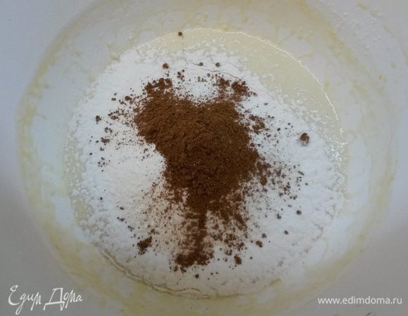 Добавляем половину молока. Просеиваем муку, добавляем молотые специи, размешиваем венчиком до однородности.