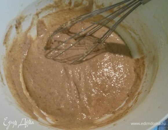 Добавляем вторую половину молока и растительное масло. Перемешиваем до однородности. На этом этапе тесто мне показалось густым, поэтому я добавила 150 мл воды.