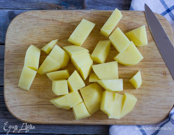 Картофель очистите, крупно нарежьте и отварите в течение 12–15 минут до готовности.