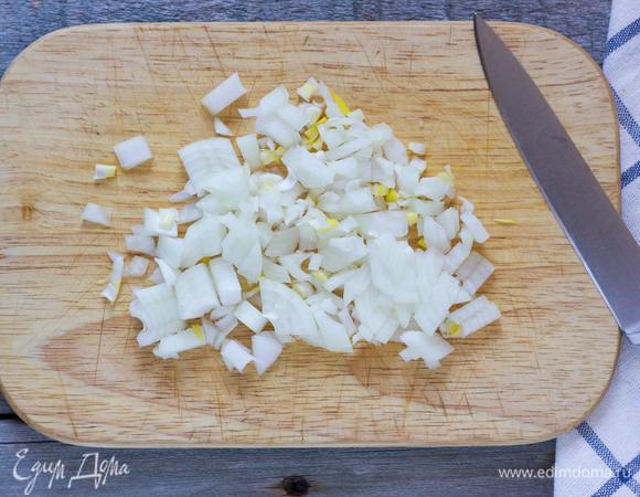 Лук почистите и мелко порубите.
