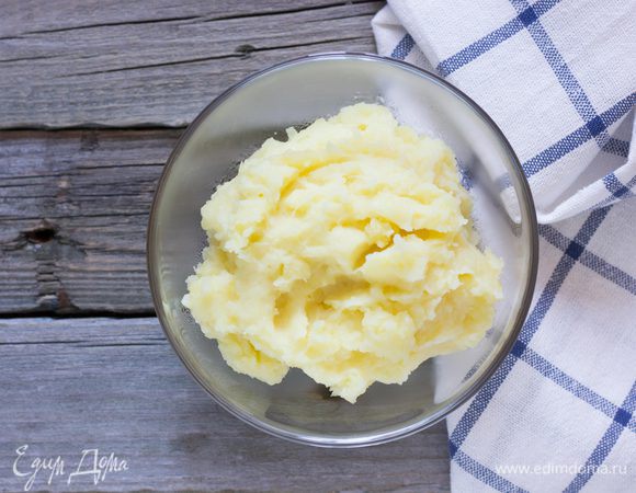 Слейте воду, но не всю, оставьте 2 ст. л. и разомните картофель в пюре, посолите и поперчите.