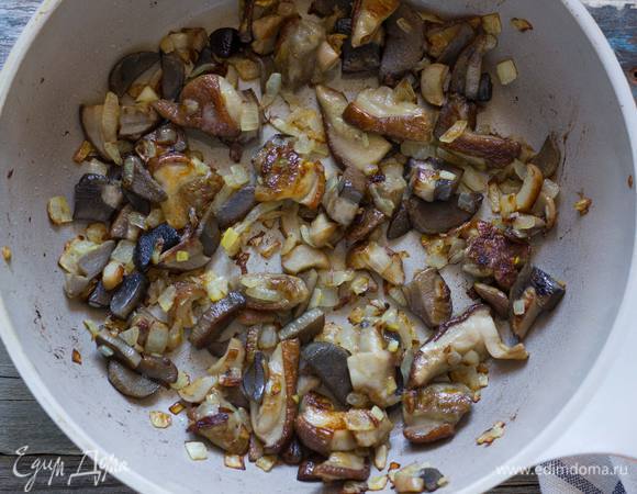 Разогрейте в сковороде сливочное масло и обжарьте лук до прозрачности. Добавьте грибы и жарьте еще пару минут или до золотистого цвета.