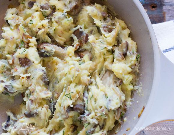 Снимите с огня, затем добавьте к грибам картофельное пюре и укроп, все хорошо перемешайте.