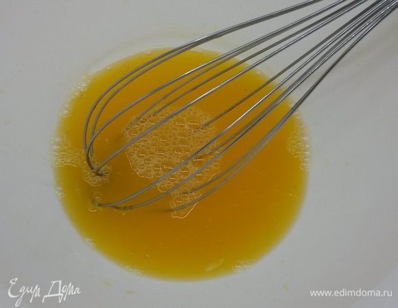 Выжимаем сок из любых любимых цитрусовых. У меня были 2 апельсина и лимон. Добавляем сахар и соль, размешиваем венчиком.