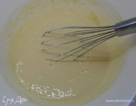 Добавляем яйца и молоко, размешиваем. Просеиваем муку и разрыхлитель, размешиваем до однородности. В конце добавляем масло.