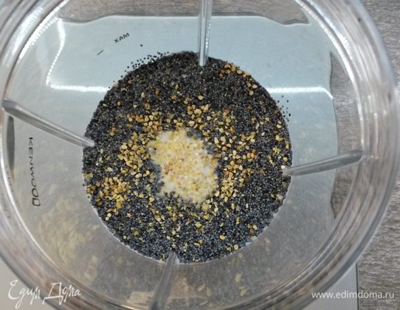 Начинку можно приготовить заранее. Растираем мак в ступке или перемалываем на мясорубке. Добавляем горячее молоко и цедру. Оставляем на полчаса под крышкой.