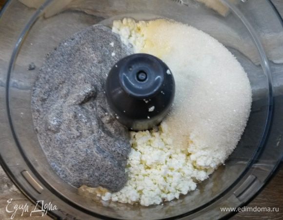 Добавляем творог, сахар и сливки, взбиваем все в блендере до однородности. Сливками регулируем густоту начинки.