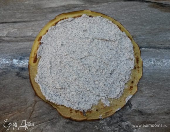 Готовые блинчики смазываем 1 ст. л. с горкой начинкой.