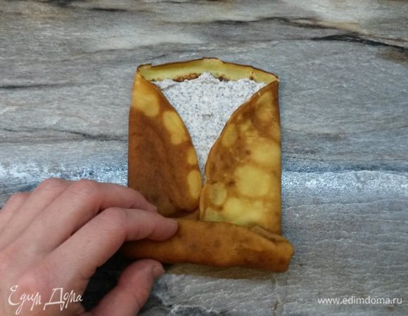 Скатываем трубочкой как на фото. Сверху можно полить сгущенным молоком. Приятного чаепития!