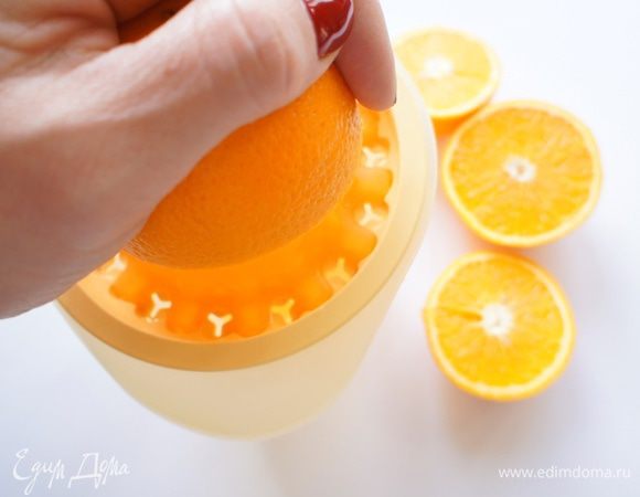 Из двух апельсинов отжать сок (получается 200 мл). Перелить его в миску.