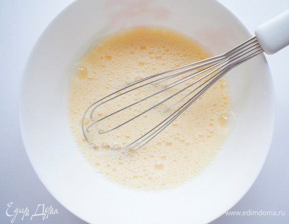 Перемешать венчиком.