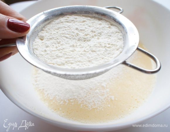 Просеять муку и соль.