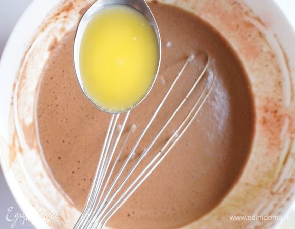 Далее в тесто добавить растопленное сливочное масло. Перемешать и дать постоять минут 10.