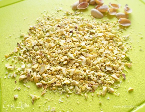 Фисташки очистить и порубить. Добавлять их в блины будем при жарке.