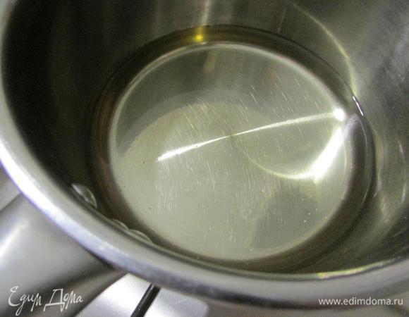 Вино (150 мл) налить в сотейник, поставить на огонь. На медленном огне уварить до 100 мл.