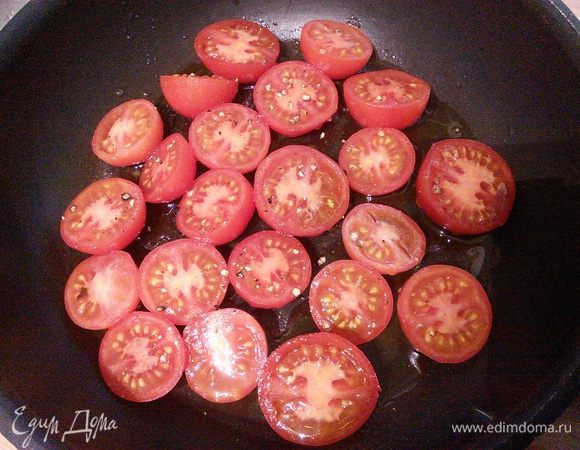 Помидоры черри или просто мелкие помидорки разрезать на половинки, уложить в форму для запекания, полить оливковым маслом, посолить и поперчить. Включить духовку на разогрев до 175°С.