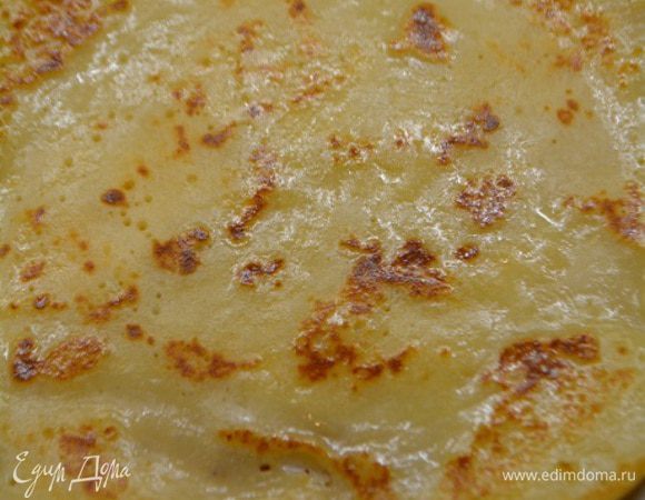 Готовим тесто для блинчиков. В миске смешать молоко, воду, сахар, соль, разбить 2 яйца, взбить венчиком. Всыпать постепенно муку, чтобы не было комочков. В самом конце влить растительное масло и размешать. Теперь можно выпекать блинчики.