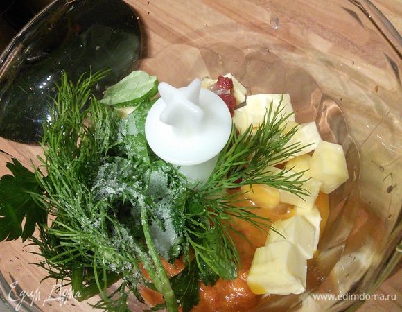 Для корочки поместить в блендер холодное масло, желток, томат, зелень, соль, перец и лимонный сок.