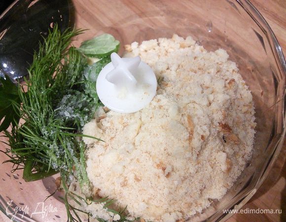 Всыпать сухарную крошку и измельчить, не слишком мелко. 