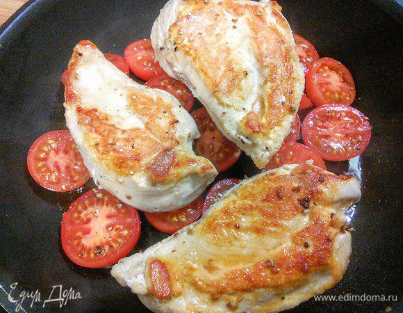 Обжаренное куриное филе выложить на помидоры. 