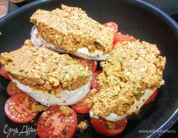 Покрыть мясо щедрым слоем ароматной сухарной смеси. 