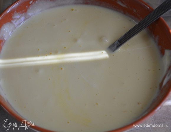 Теперь займемся заливкой: яйца разбить в чашку, посолить и поперчить. Взбить вилкой. Добавить сметану и снова взбить до однородного состояния.