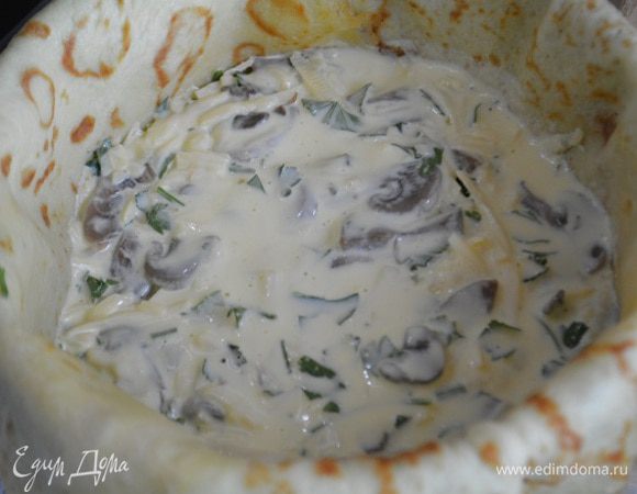 Выложить немного начинки, залить 2-3 ст. л. заливки.Накрыть блином, снова начинка, заливка и так до верха.