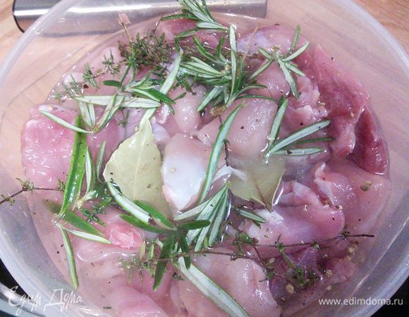 Для маринада смешать все ингредиенты. Мясо кролика обрезать от костей (я использовала филейную часть и передние конечности), нарезать на кусочки в 2-3 см и замариновать минимум на 3 часа.  