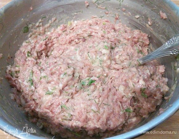 Белый хлеб замочить в теплых сливках (я вместо этого использую соду 1/4 ч. л., которую добавляю непосредственно в фарш). Измельчить в блендере хлеб, лук и петрушку, добавить яйцо и сливки. 