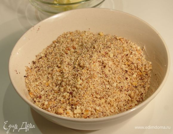 Ядра орехов слегка обжариваем на сковороде, мелко смалываем.
