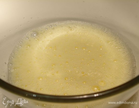 Яйца и сахар взбиваем.