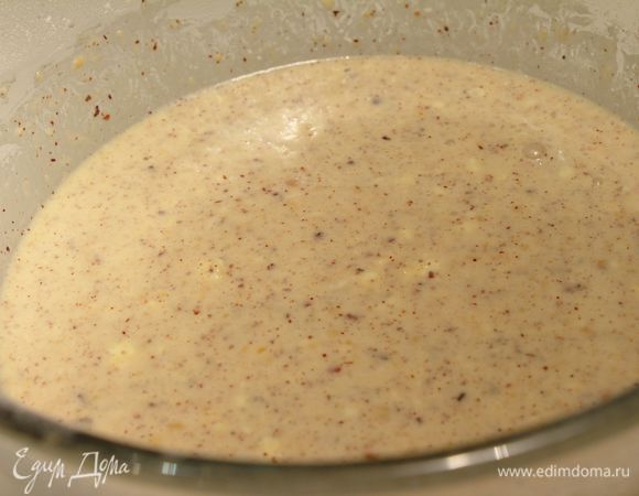 Добавляем просеянную и перемешанную с содой пшеничную муку. Хорошо перемешиваем, чтобы тесто было без комочков.
Постепенно вливаем оставшееся молоко, постоянно помешивая, добавляем подсолнечное  и растопленное сливочное масло, соль.
Оставляем тесто отдохнуть минут на 15.