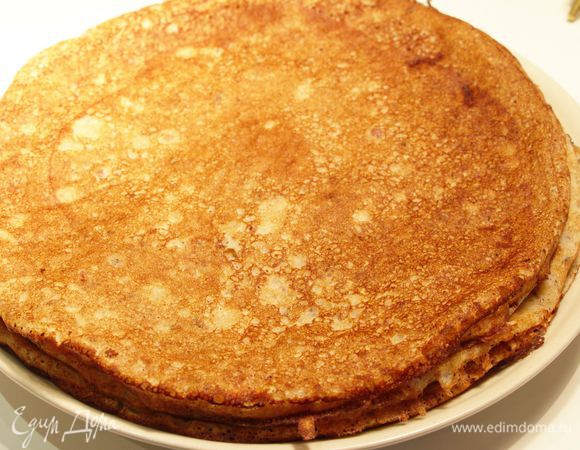 Печем блинчики на хорошо разогретой сковороде или сковородах. Всегда пеку блины на двух сковородках,  иногда на 3, так быстрее :) Перед первым блином смазать сковороду маслом. Из этих ингредиентов получилось 14 блинчиков, при диаметре сковороды 22 см.