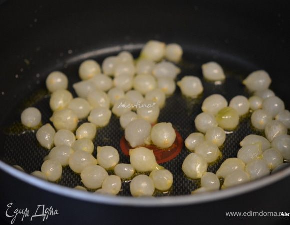 Разогреть сковороду, оливковое масло на среднем огне. Добавить жемчужный лук, обжаривать 6-8 мин (можно заменить на луковицу порезанную крупно).