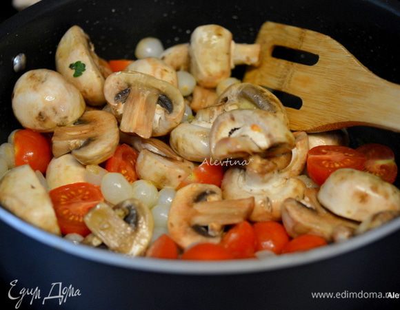 Добавить томатную пасту, помидоры черри половинками, или сливовидные помидоры 2 шт, нарезанные крупно.